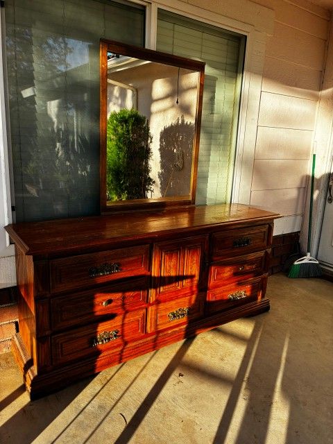 Dresser With Mirror