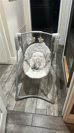 Graco Slim Spaces Compact Baby Swing in a gray and white colorway