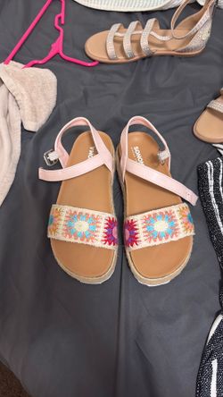 Girl’s crochet like new sandals size 3
