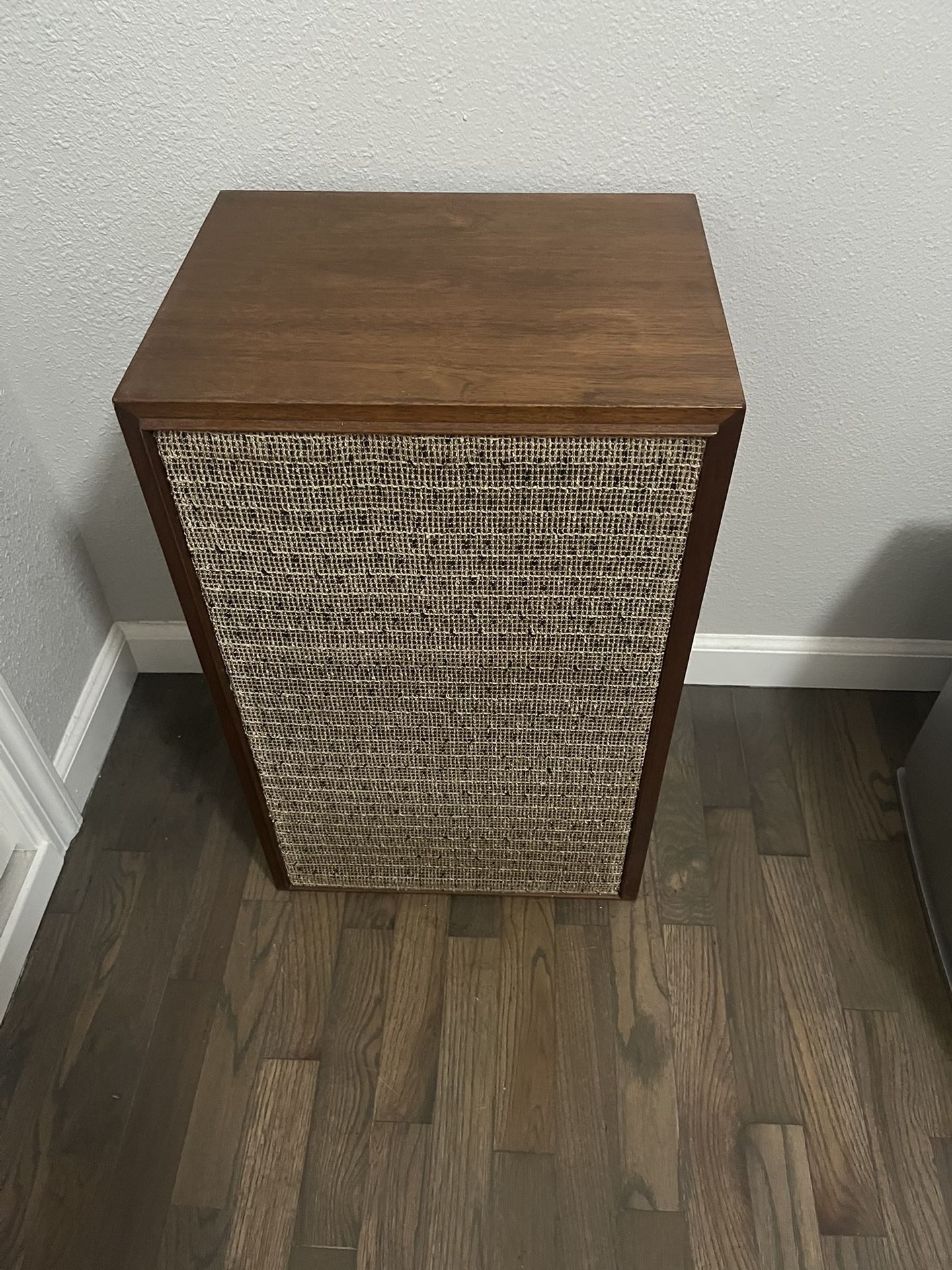 Speaker Cabinet And Surround Sound System