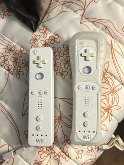 2 WII remotes