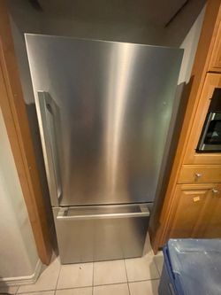 Hisense PureSpace 17.2-cu ft Counter-Depth 32-in Wide Bottom-Freezer Refrigerator Fingerprint Resistant Stainless Steel ) ENERGY STAR Certified