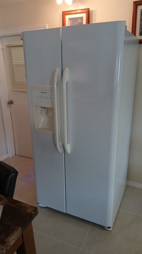 Frigidaire Fridge