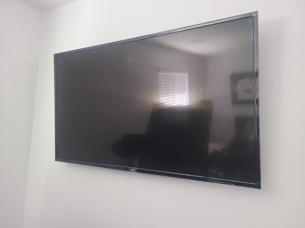 LG 50in LED TV with Wall Mount