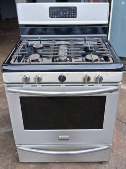 Very Nice! Frigidaire Gallery Stainless Steel 5-Burner Gas Stove!