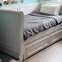 White Wood Twin Bed w/ Trundle And 2 Mattresses 