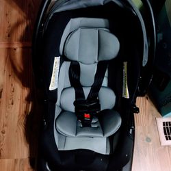 Infant  Car seat $50 Up To 35 Lbs With Base   Free Delivery Or Pickup