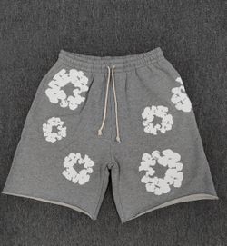 DENIN TEAR SHORTS SIZE MEDIUM/EXTRA LARGE‼️‼️