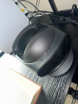 Meta Quest Pro VR Headset + Controllers”
