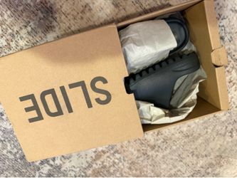 Yeezy Slide dark onyx size 10K brand new !!
