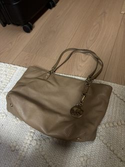 LOW PRICE MOVING- $280 + TAX LEATHER MICHEAL KORS PURSE