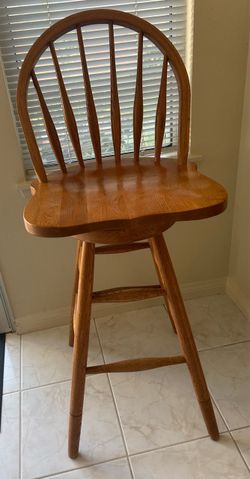 Wooden Windsor Swivel Kitchen Counter /  Bar Stool / chair $35