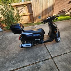 Black Scooter 200i   Kymco  2011 Yesr Model Fully Automatic 