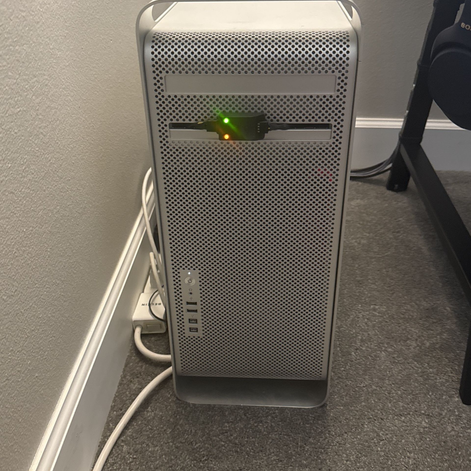 Mac Pro 2009 w/ monitor and Radeon VII