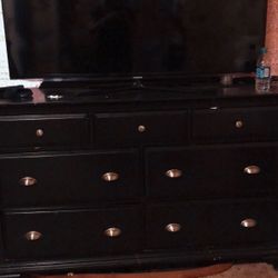 Dresser With Mirror 