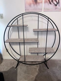 Round plant stand