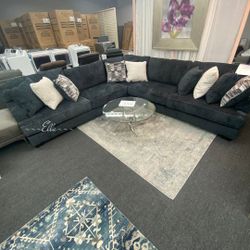 🐰Lavernett3-Piece Sectional
Ashley Furniture👍$10 Down Payment Financing and delivery Available 