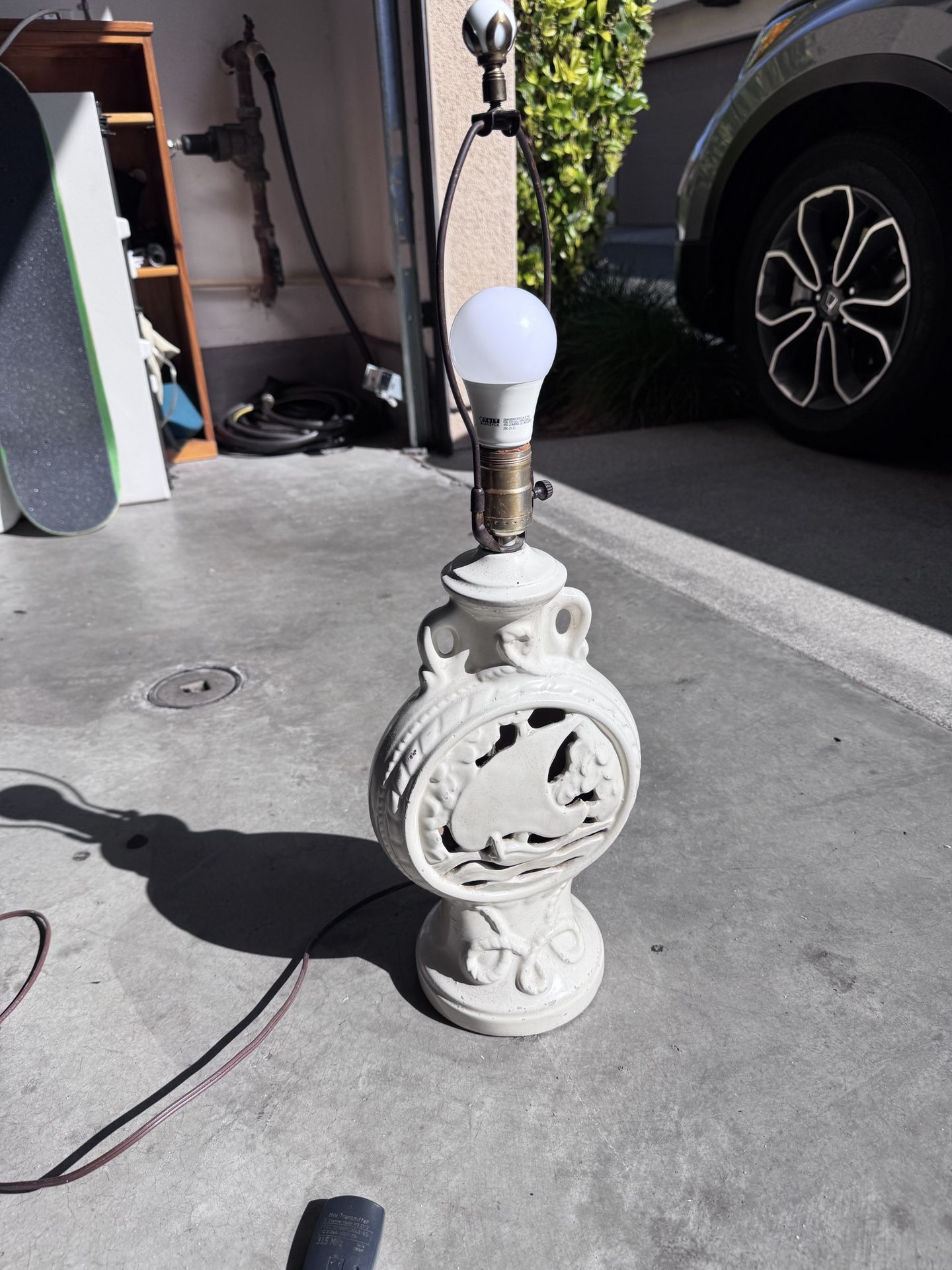 ANTIQUE VINTAGE COASTAL MARINE WHITE PORCELAIN LAMP WITH BALL & BRASS ART DECO LAMP FINIAL