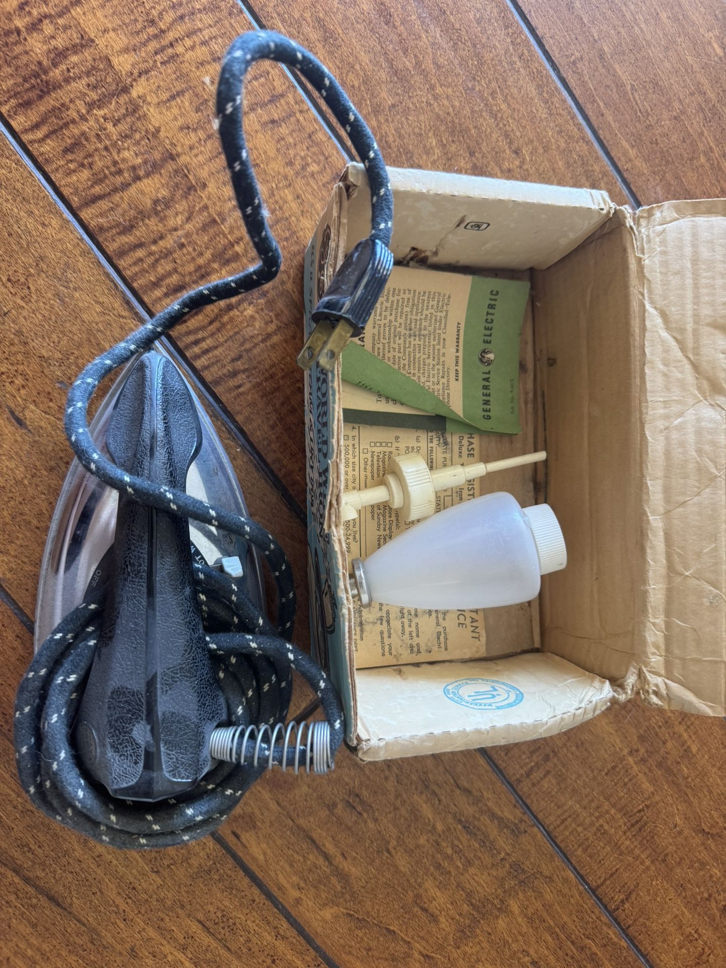1950’s GE World Travel Iron Model 23F49 Steamer Box