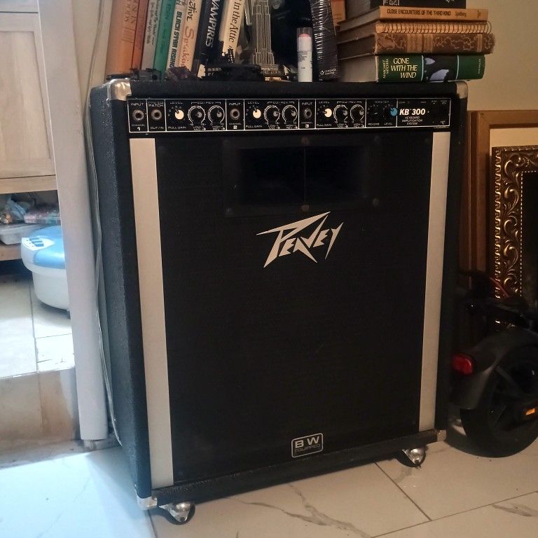 Peavey KB 300 Watt Amplifier with 15 inch Black Widow