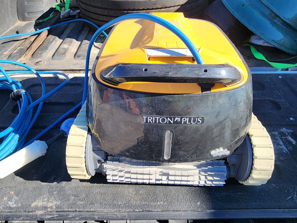 Dolphin Triton PS Pool Cleaner