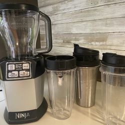 Nutrí Ninja Blender w/ 4 Containers