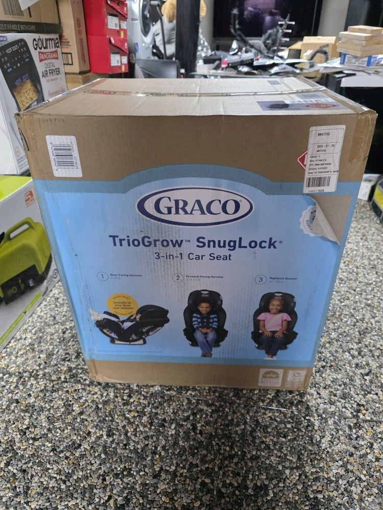 Graco TrioGrow SnugLock 3-in-1 Convertible Car Seat