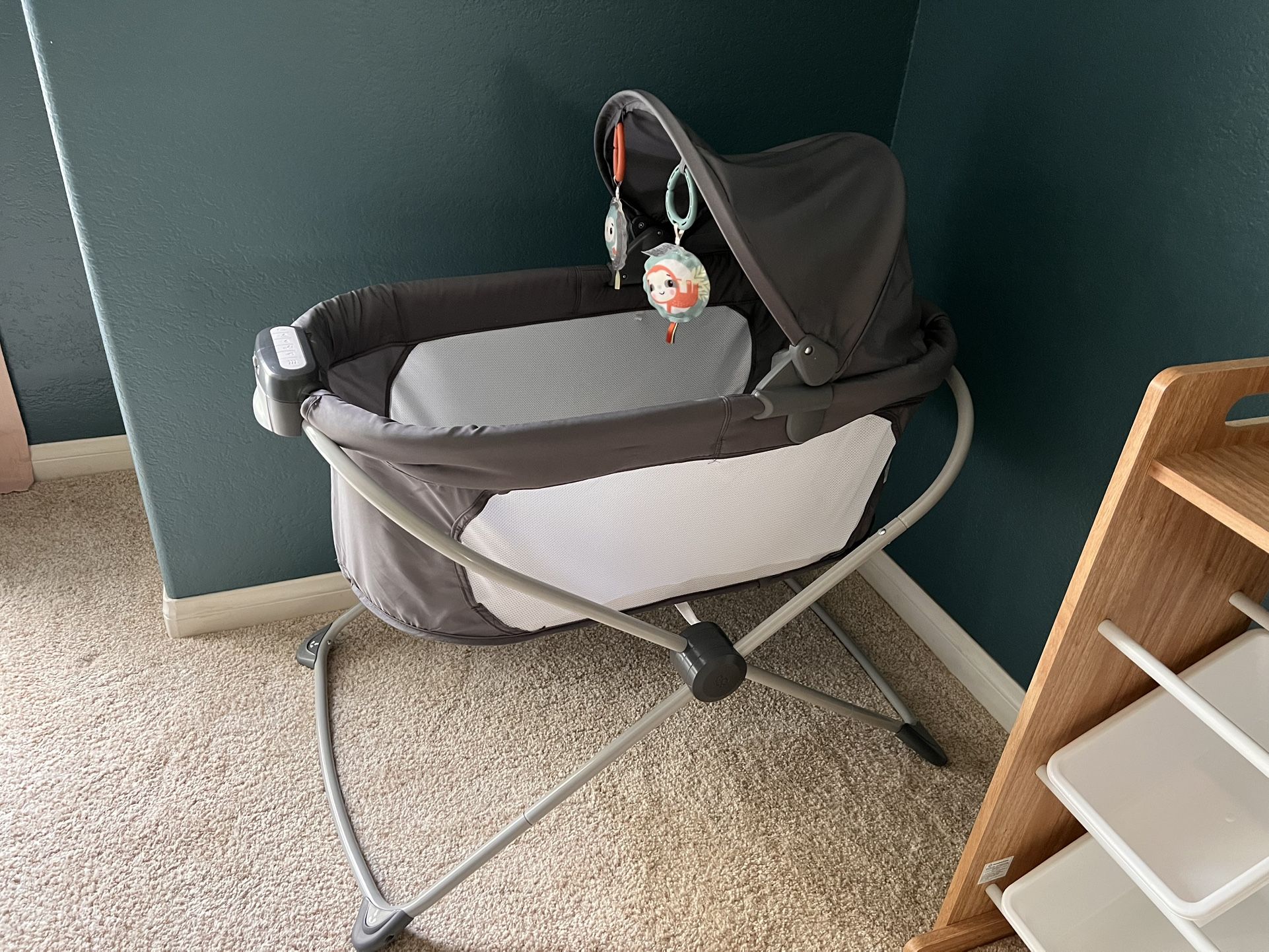 Fisher Price Portable Baby Crib Soothing View Projection Bassinet