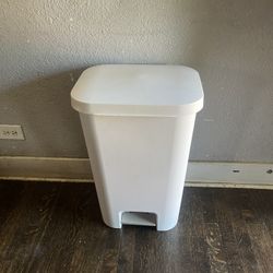 White Step-on Kitchen Wastebasket With 11.9 Gallon Capacity