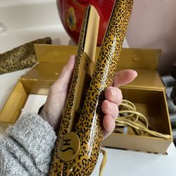 HErSTYLE NIB golden black hair straightener tool. Full-size.