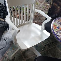LIKE BRAND NEW SOLID WOOD LARG GORGEOUS DESK CHAIR NEED GONE NO SPACE 1ST 20$ GETS IT FIRM TOOO