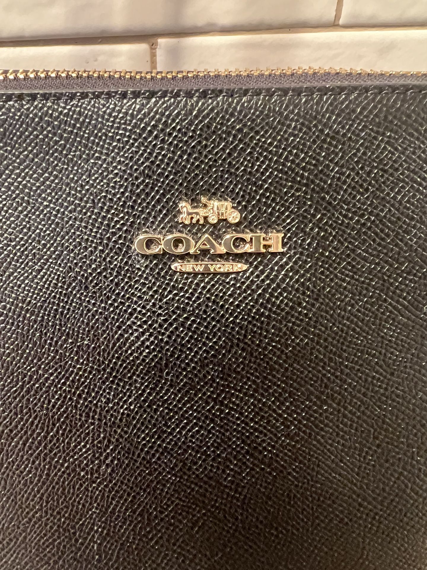 Coach blackLeather Tote Bag with Gold Accents 🧳