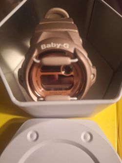 Reloj dorado casio en caja