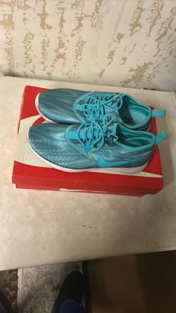 Woman’s Roshe One Flynit Nikes