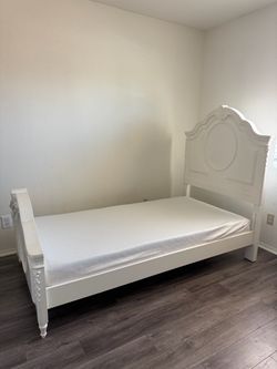 White twin size bed frame