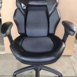 Office Or Gaming Rolling Chair $60 Firm Pick Up Only In Bakersfield In The 93308 Area No Holds 