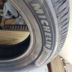 Michelin Defender 2 Tire 225/65/17   11/32s