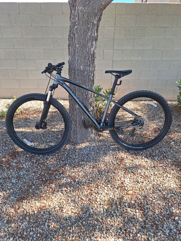 SPECIALIZED PITCH 27.5 INCH MOUNTAIN BIKE LIKE NEW ( CHECK MY OTHER BIKES)