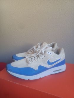 Women  Nike tennis shoes size 8.5