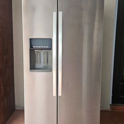 ✨️💥❄️Whirlpool❄️💥✨️ S-by-S Fridge in great working order.