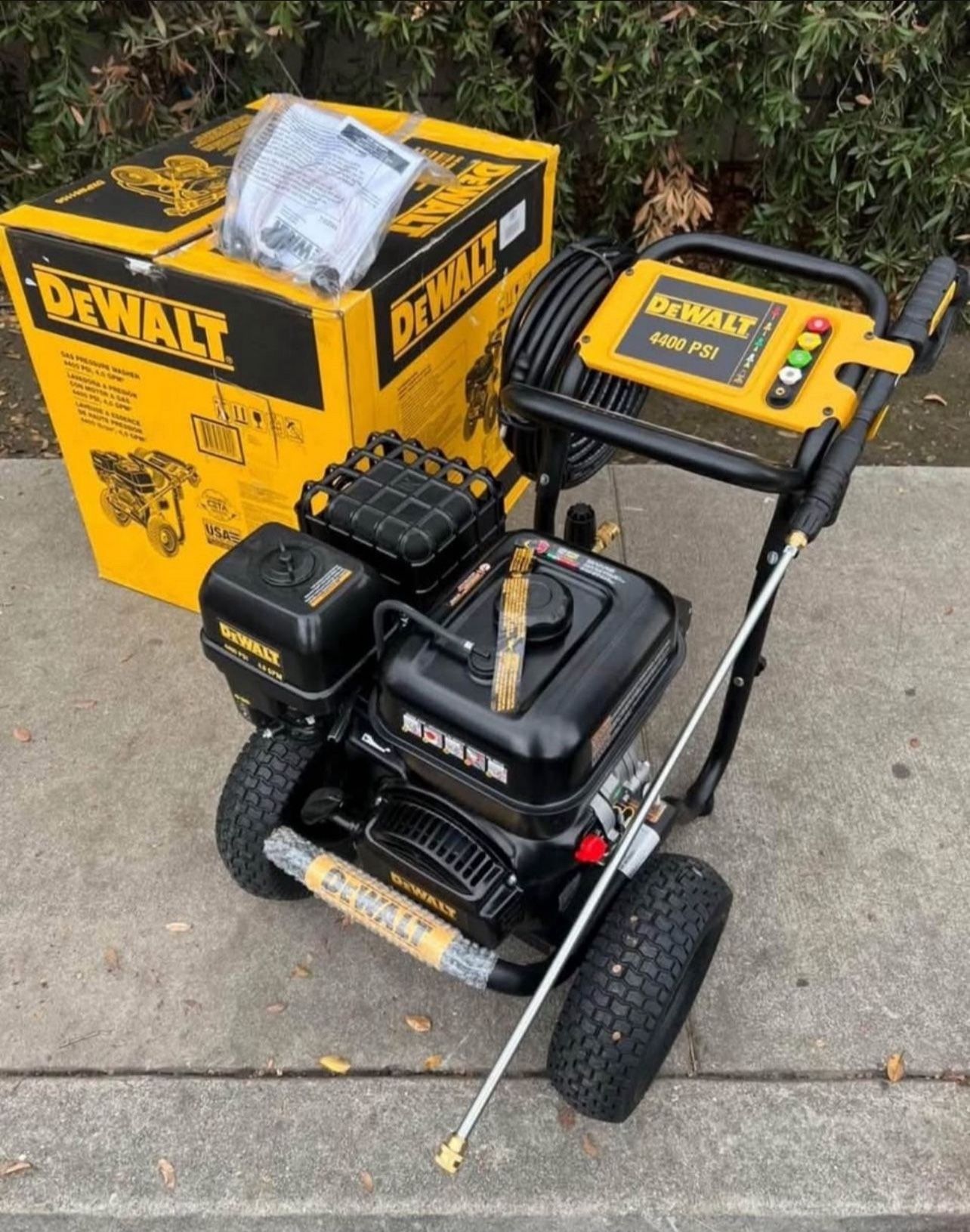 DEWALT 4400 PSI 4.0 GPM Cold Water Gas Pressure Washer