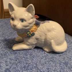 white ceramic Cat 