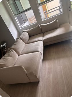 Living spaces modern sectional  sofa /Cash Only