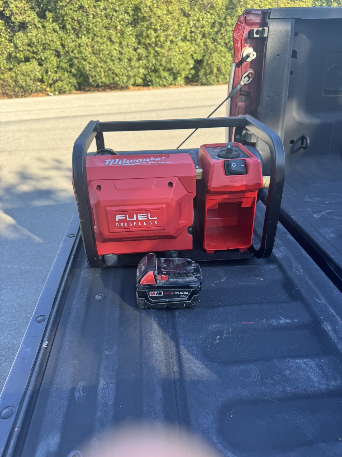 Milwaukee M18 FUEL 2 gal Horizontal Portable Quiet Air Compressor 135 psi With battery