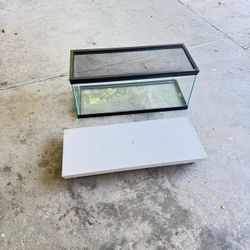 Pecera para pescados o reptiles viene con base de madera con llantas de  13 pulgadas de alta 30 pulgadas de largo 12 pulgadas de ancha