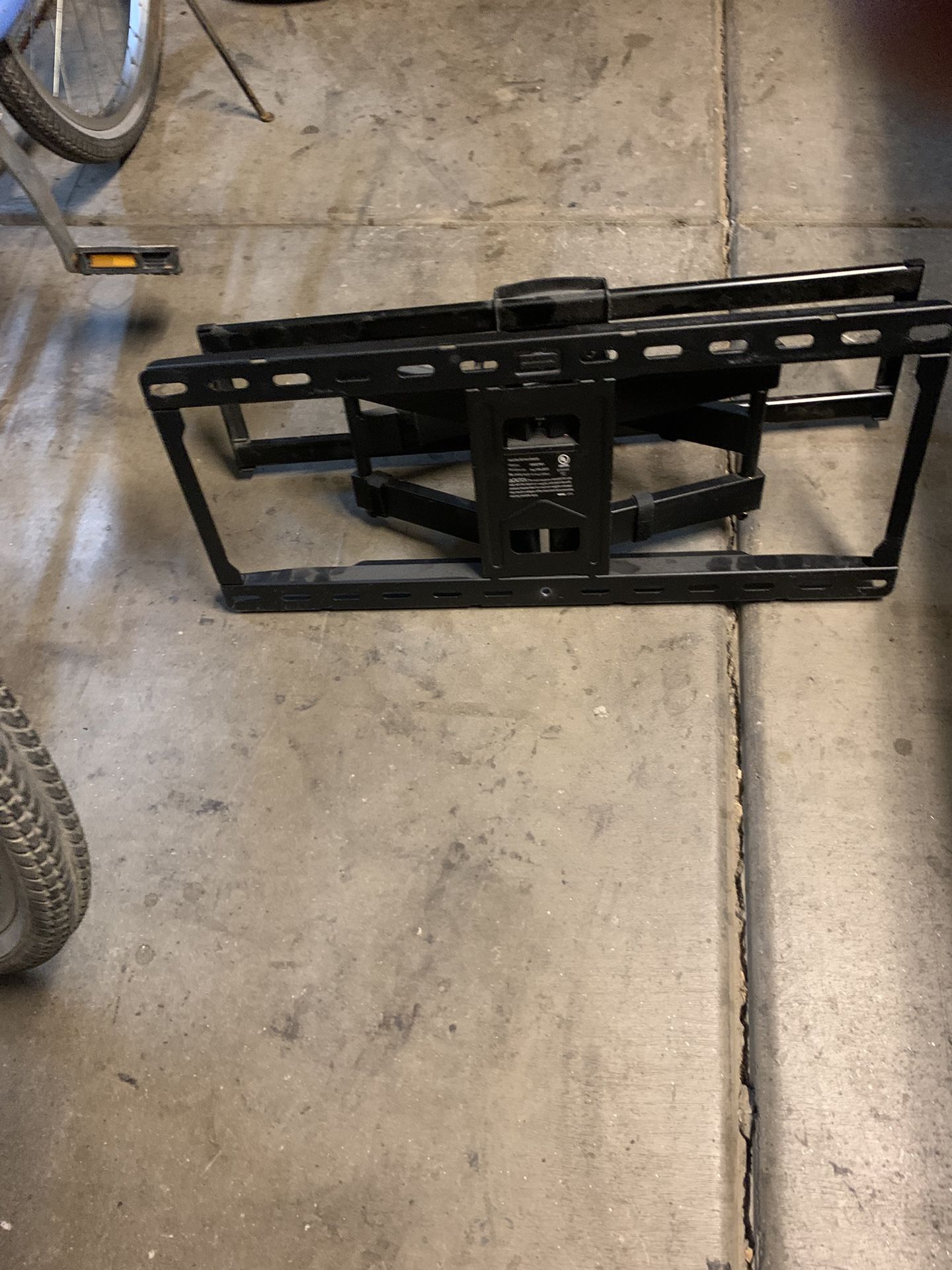 Adjustable TV wall mount