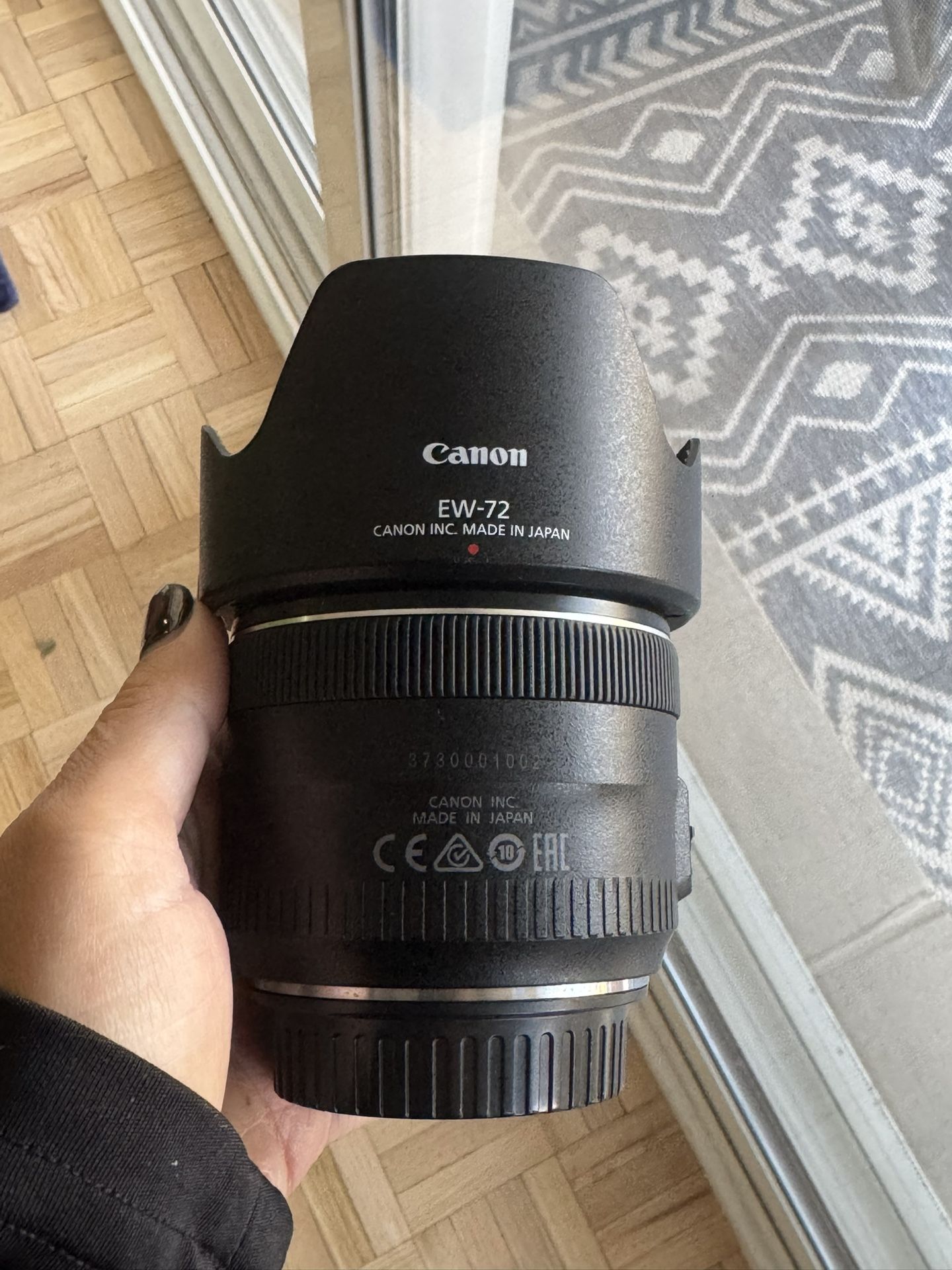 📸 Canon EF 35mm f/2 IS USM Lens — Excellent Condition + Hood + Canon Pouch