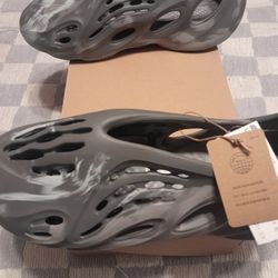 Yeezy MX Granite Foam Runner ( Size 11)