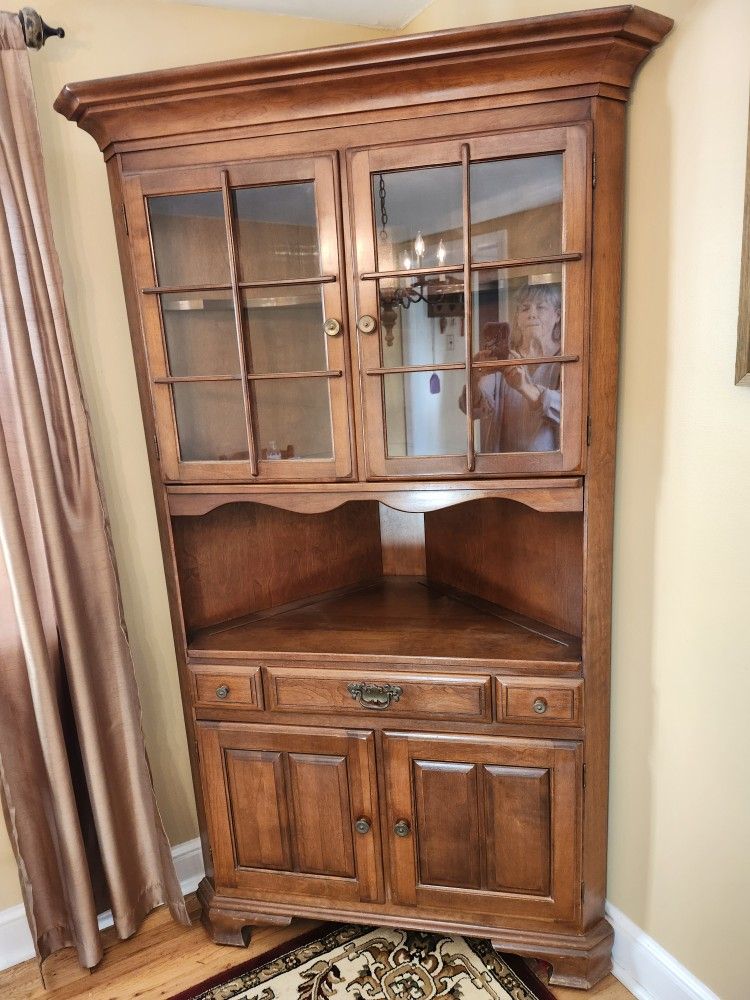 Maple Corner Hutch