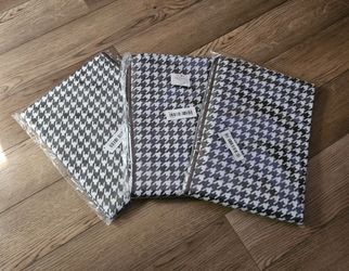 New Set of 3 Houndstooth Storage Bags.
Cash only.
PU Santa Clarita, CA,91350.